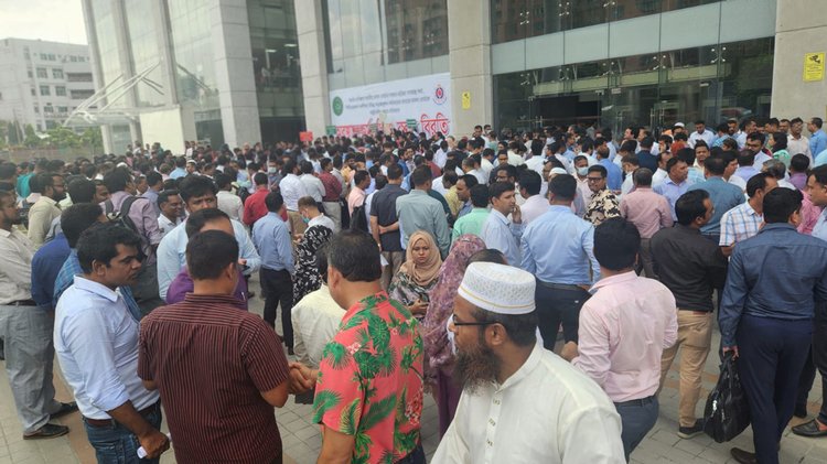 আগারগাঁওয়ের এনবিআর ভবনের সামনে প্রতিষ্ঠানটির বিভিন্ন স্তরের কর্মকর্তা ও কর্মচারীদের অবস্থান। ছবি: আজকের পত্রিকা