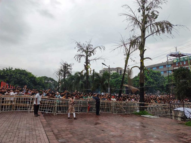 ‘বর্ষা বিপ্লবের গান’ শীর্ষক কনসার্টে জড়ো হয়েছে হাজারো মানুষ। ছবি: আজকের পত্রিকা