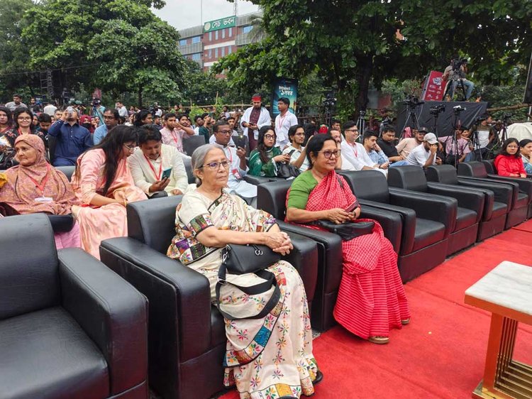 কনসার্টে সাবেক অন্তর্বর্তী সরকারের উপদেষ্টা ফরিদা আখতার। ছবি: আজকের পত্রিকা