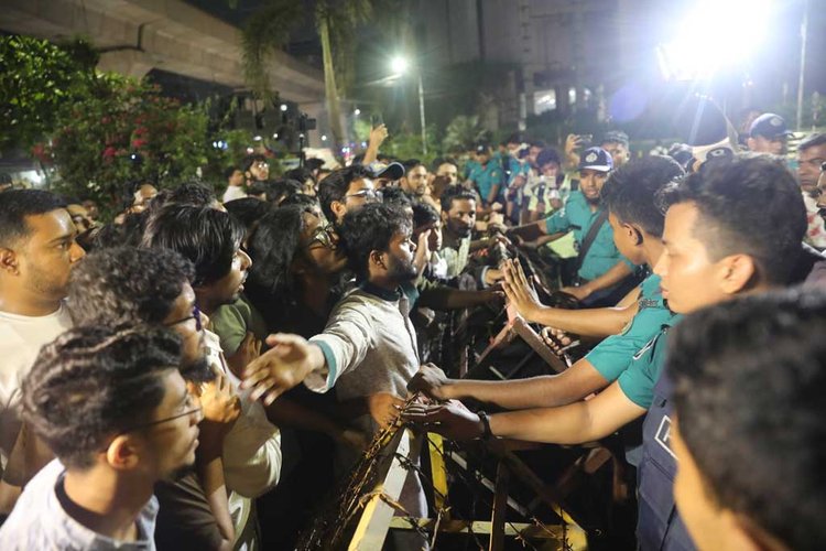 প্রধান উপদেষ্টা ড. মুহাম্মদ ইউনূসের বাসভবন ‘যমুনা’র সামনে আজ বৃহস্পতিবার (৮ মে) রাত ১০টা থেকে অবস্থান কর্মসূচি শুরু করেছে দলের দক্ষিণাঞ্চলীয় মুখ্য সংগঠক হাসনাত আব্দুল্লাহ। ছবি: আজকের পত্রিকা