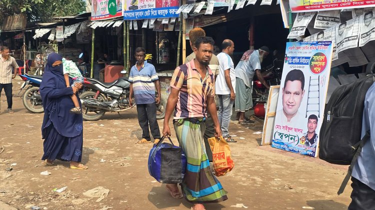 অভ্যন্তরীণ ও কয়েকটি আন্তজেলা রুটে বাস ও সিএনজিচালিত অটোরিকশা বন্ধ থাকায় বিপাকে পড়েছেন যাত্রীরা। ছবি: আজকের পত্রিকা
