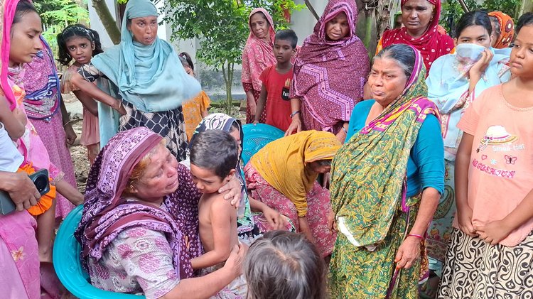 সৌদি আরবে একটি সোফা তৈরির কারখানায় আগুনে নিহতদের স্বজনদের আহাজারি। ছবি: আজকের পত্রিকা