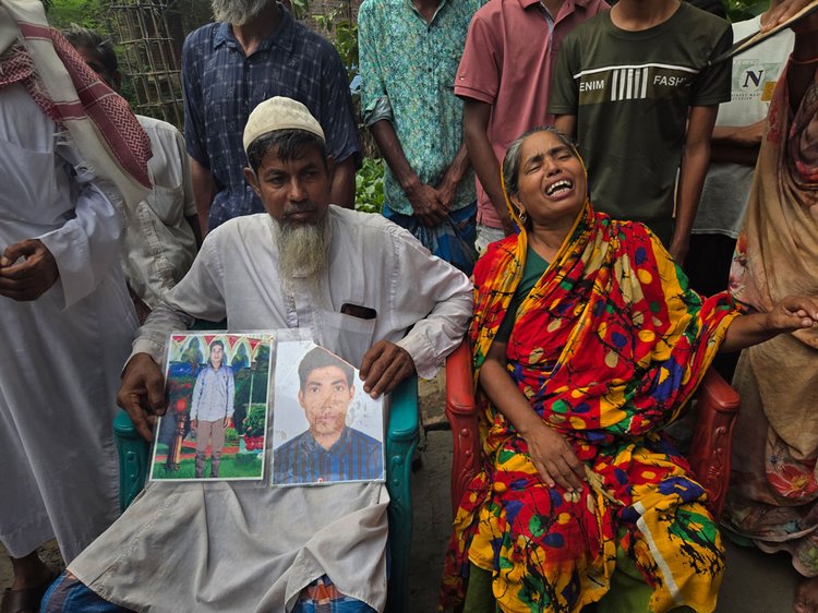 সৌদি আরবে একটি সোফা তৈরির কারখানায় আগুনে নিহতদের স্বজনদের আহাজারি। ছবি: আজকের পত্রিকা