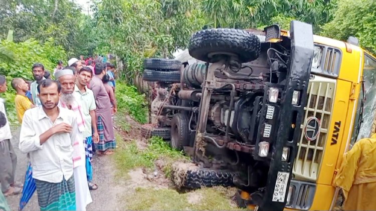 নড়াইলে বসত ঘরে ঢুকে পড়ে পাথরবোঝাই ট্রাক। ছবি: আজকের পত্রিকা