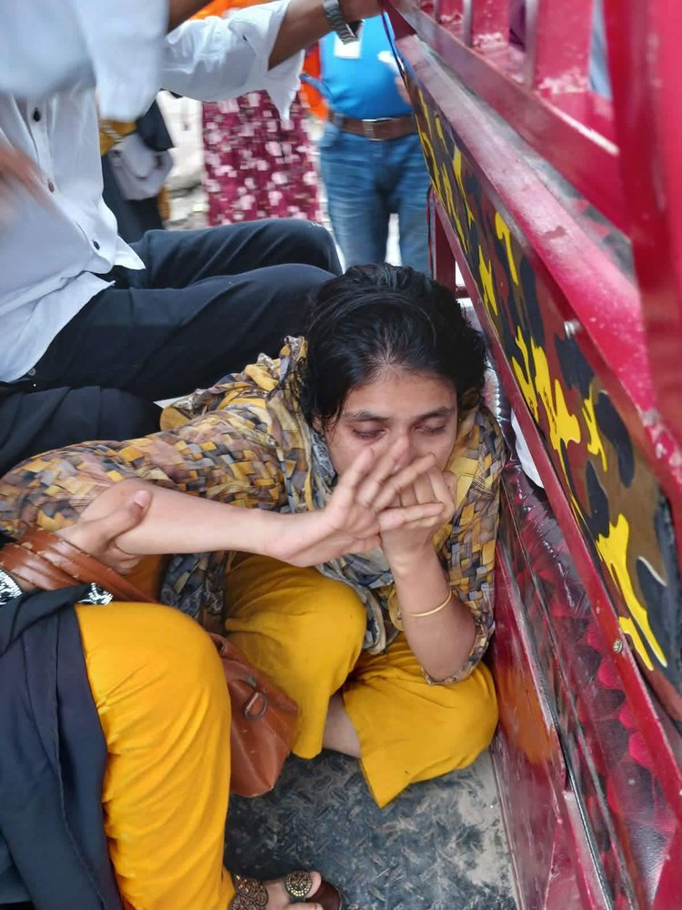 আদমজী ইপিজেডে অসুস্থ হয়ে পড়া এক নারী শ্রমিককে অটোরিকশায় করে হাসপাতালে নেওয়া হচ্ছে। ছবি: সংগৃহীত