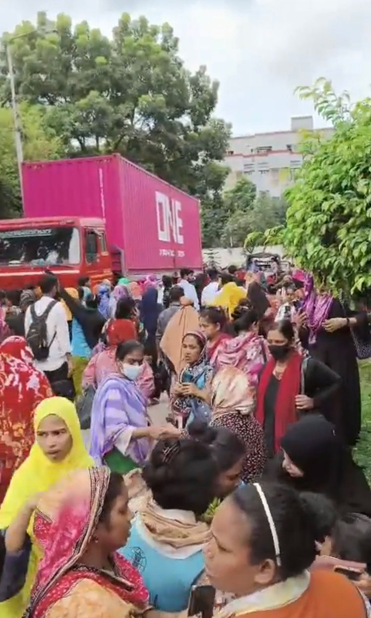 কারখানা ছুটি ঘোষণার পর আতঙ্কিত শ্রমিকেরা দৌড়ে কারখানা থেকে বেরিয়ে যান। ছবি: সংগৃহীত