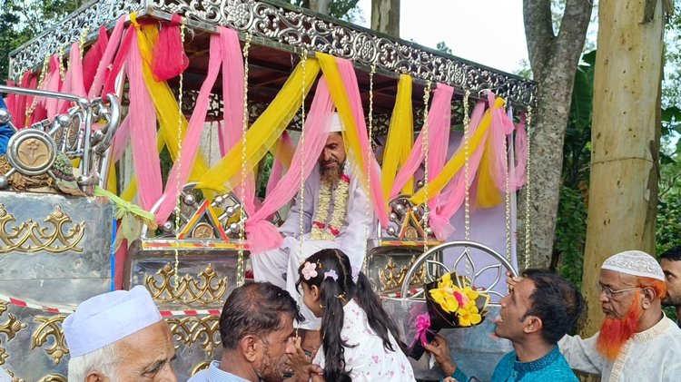 রায়পুরায় প্রধান শিক্ষককে ঘোড়ার গাড়িতে চড়িয়ে রাজকীয় বিদায়। ছবি: আজকের পত্রিকা