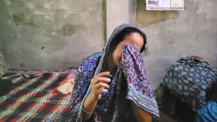 নিহত সৌদিপ্রবাসী সৌরভ ইসলামের মা রেনু বেগম। ছবি: আজকের পত্রিকা