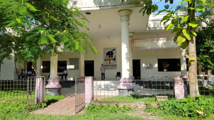 নরসিংদীর রায়পুরা উপজেলার বীরশ্রেষ্ঠ মতিউরনগর গ্রামে অবস্থিত বীরশ্রেষ্ঠ শহীদ ফ্লাইট লেফটেন্যান্ট মতিউর রহমান গ্রন্থাগার ও স্মৃতি জাদুঘর। ছবি: আজকের পত্রিকা