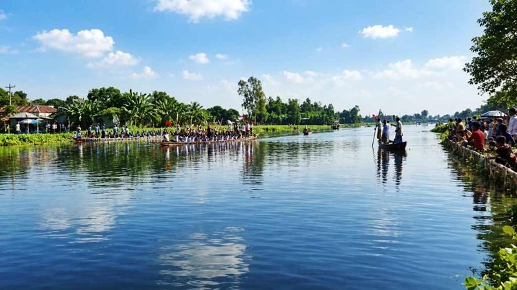 নাটোরের গুরুদাসপুরের চেচুয়া নদীতে গ্রামবাংলার ঐতিহ্যবাহী নৌকাবাইচ। ছবি: আজকের পত্রিকা