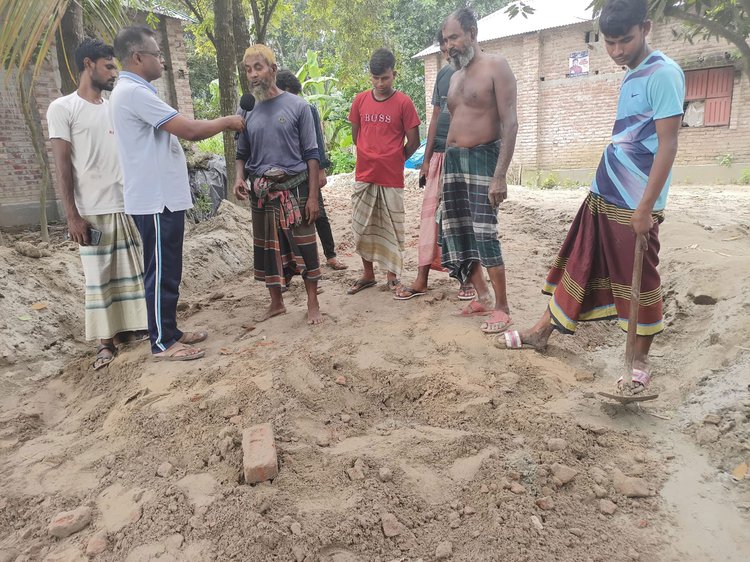 গুরুদাসপুরের বাহাদুরপাড়ায় সড়ক নির্মাণে অনিয়মের অভিযোগ তুলে সংবাদকর্মীদের কাছে বক্তব্য দিচ্ছেন স্থানীয় বাসিন্দারা। ছবি: আজকের পত্রিকা