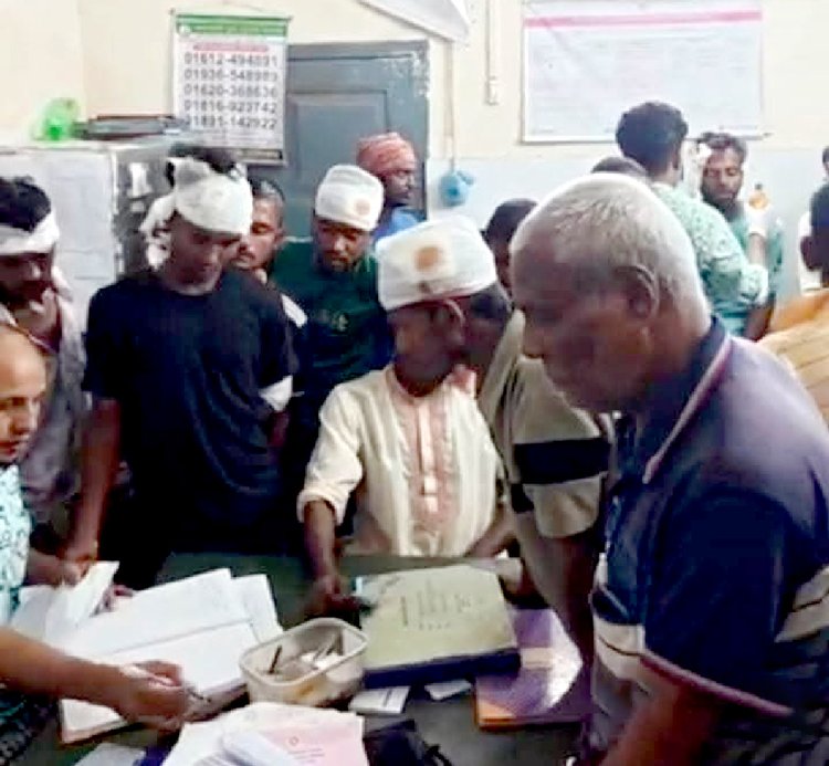 সংঘর্ষে আহতরা উপজেলা স্বাস্থ্য কমপ্লেক্সে চিকিৎসা নিতে যায়। ছবি: আজকের পত্রিকা