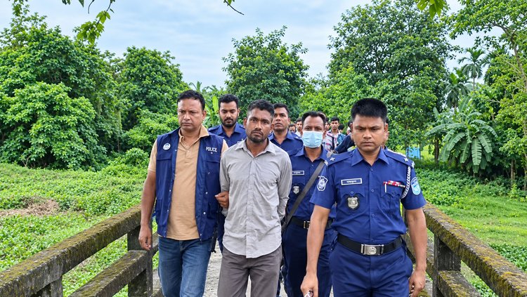 অভিযুক্তকে নিয়ে লাশ সন্ধানে পুলিশের অভিযান। ছবি: আজকের পত্রিকা