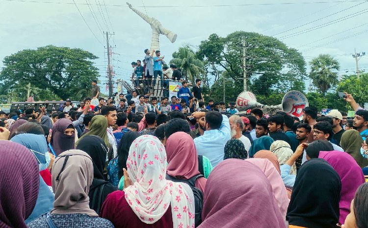 নোয়াখালী বিজ্ঞান ও প্রযুক্তি বিশ্ববিদ্যালয়ের শিক্ষার্থীদের বিক্ষোভ। ছবি: আজকের পত্রিকা