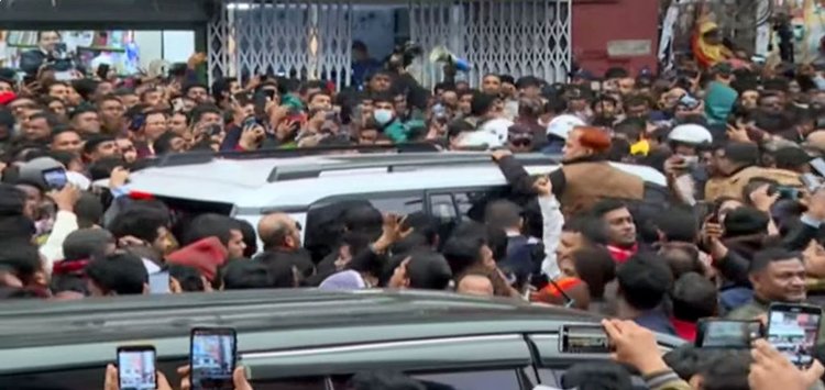 দলের কেন্দ্রীয় কার্যালয়ে গেছেন বিএনপির ভারপ্রাপ্ত চেয়ারম্যান তারেক রহমান। এ সময় দলের নেতাকর্মীদের তাঁকে স্বাগত জানাতে ভিড় করেন। ছবি: ভিডিও থেকে নেওয়া