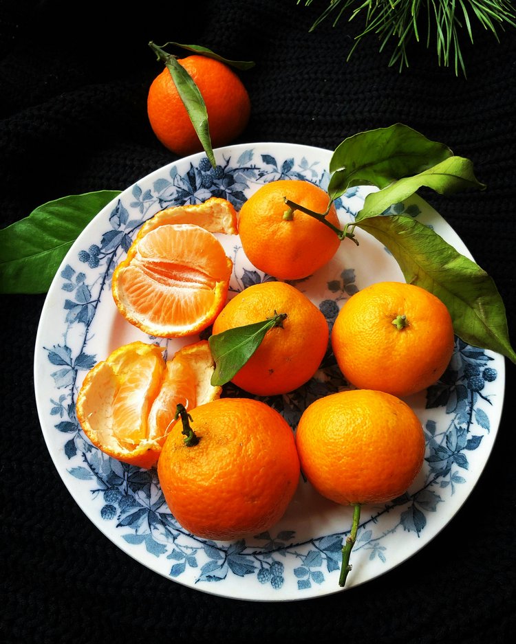 ত্বকের চকচকে ভাব ফিরিয়ে আনতে কমলার খোসা খুব ভালো কাজ করে। ছবি: পেক্সেলস