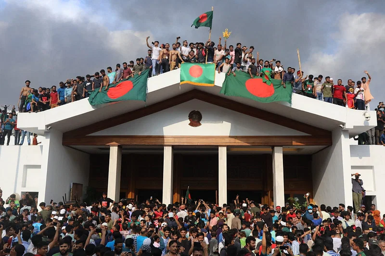 গত বছর ৫ আগস্ট শেখ হাসিনার সরকারের পতনের পর তেজগাঁওয়ে প্রধানমন্ত্রীর কার্যালয় জনতার দখলে। ছবি: আজকের পত্রিকা