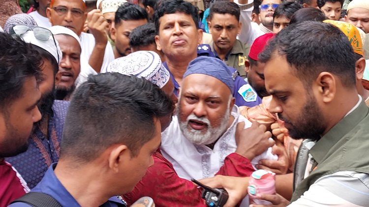 মৃত মাকে শেষবারের মতো দেখতে নিজ বাড়িতে আওয়ামী লীগ নেতা গোলাম হাসনায়েন রাসেল। ছবি: আজকের পত্রিকা