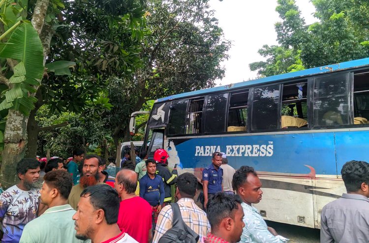 বাস ও লাশবাহী অ্যাম্বুলেন্সের মুখোমুখি সংঘর্ষ। ছবি: আজকের পত্রিকা