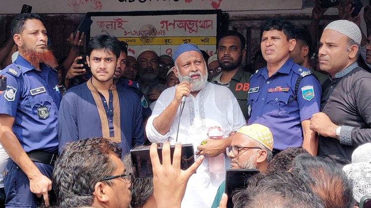 মায়ের জানাজায় অংশ নিয়ে বক্তব্য দেন আওয়ামী লীগ নেতা গোলাম হাসনায়েন রাসেল। ছবি: আজকের পত্রিকা