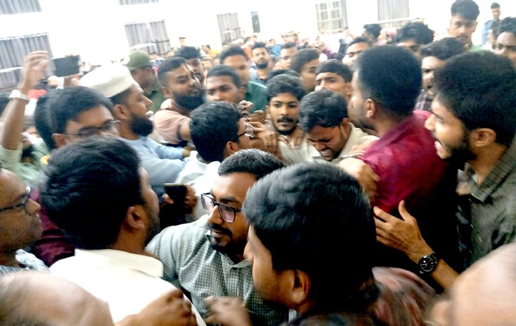 জুলাই গণঅভ্যুত্থ্যান দিবস অনুষ্ঠানে দাওয়াত না পেয়ে হট্টগোল করে পাবিপ্রবি শাখা ছাত্রদলের নেতা কর্মীরা। ছবি: আজকের পত্রিকা