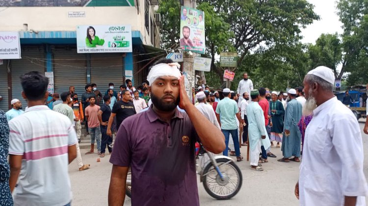 আটঘরিয়ায় বিএনপি ও জামায়াতের সংঘর্ষ। ছবি: আজকের পত্রিকা