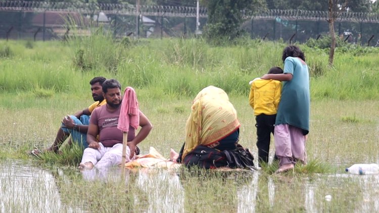 পঞ্চগড় সীমান্তে জিরো লাইনে ভারতের অংশে আটকা পড়া ১০ জন। ছবি: সংগৃহীত