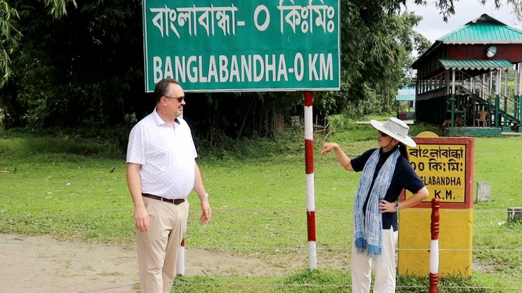 বাংলাবান্ধায় মার্কিন রাষ্ট্রদূত ব্রেন্ট টি ক্রিস্টেনসেন ও তাঁর সহধর্মিণী ডিয়ান ডাও। ছবি: আজকের পত্রিকা