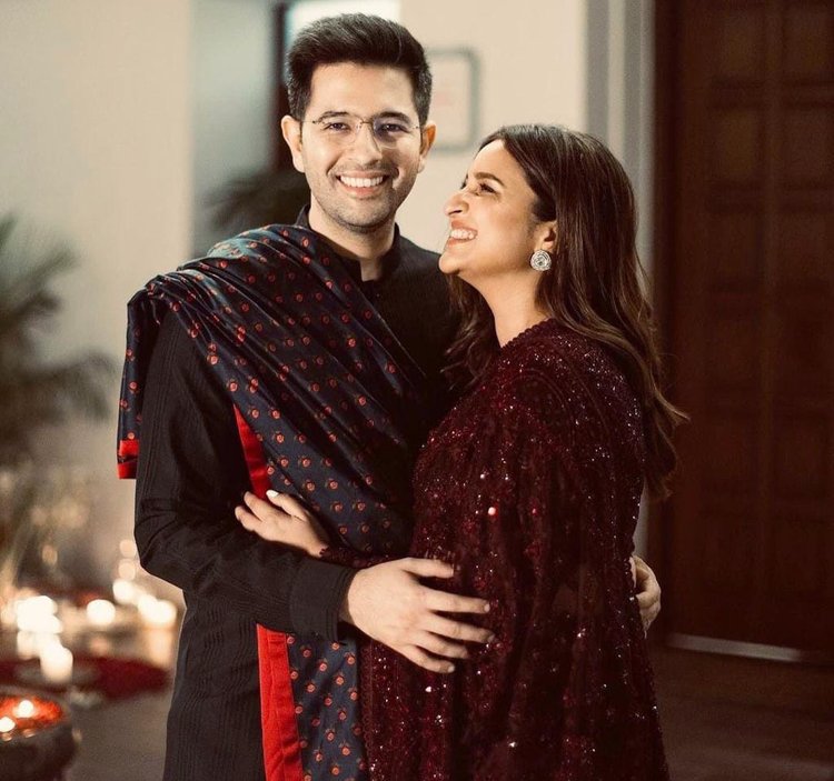 দুই থেকে তিন হচ্ছেন পরিণীতি-রাঘব, সুখবর দিলেন অভিনেত্রী