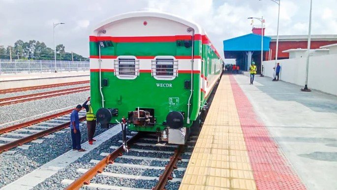 কক্সবাজার-ঢাকা-কক্সবাজার রুটে বিরতিহীন পর্যটক এক্সপ্রেস ট্রেন কক্সবাজার স্টেশনে দাঁড়িয়ে আছে। ছবি: সংগৃহিত