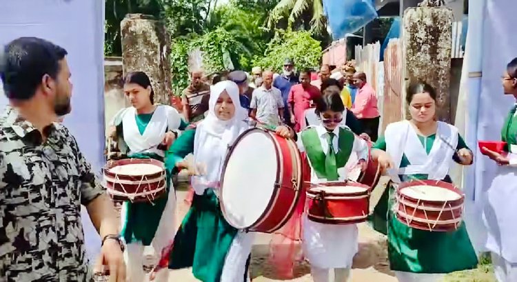 ছুটির দিনে শিক্ষার্থীদের স্কুলে এনে রাস্তায় দাঁড় করিয়ে পটুয়াখালী-৪ আসনের সংসদ সদস্য এ বি এম মোশাররফ হোসেনকে অভ্যর্থনা দেওয়া হয়। ছবি: সংগৃহীত-2