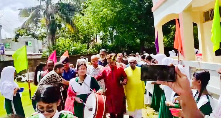 ছুটির দিনে শিক্ষার্থীদের স্কুলে এনে রাস্তায় দাঁড় করিয়ে পটুয়াখালী-৪ আসনের সংসদ সদস্য এ বি এম মোশাররফ হোসেনকে অভ্যর্থনা দেওয়া হয়। ছবি: সংগৃহীত