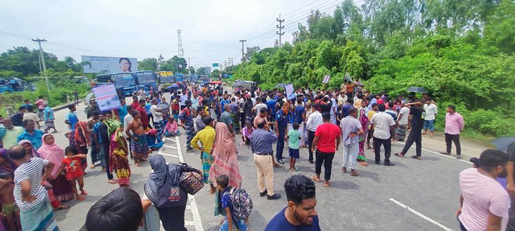 পাটুরিয়ায় ঢাকা–আরিচা মহাসড়ক অবরোধ। ছবি: আজকের পত্রিকা
