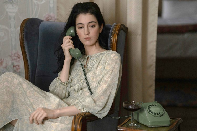 ‘হ্যালো’ শব্দটি দিয়ে শুভেচ্ছা জানানোর রীতি প্রচলিত ছিল উনিশ শতকের পশ্চিমা সমাজে। ফলে টেলিফোনে শুভেচ্ছা হিসেবে ‘হ্যালো’ শব্দটি দ্রুত জনপ্রিয় হয়ে ওঠে। ছবি: পেক্সেলস