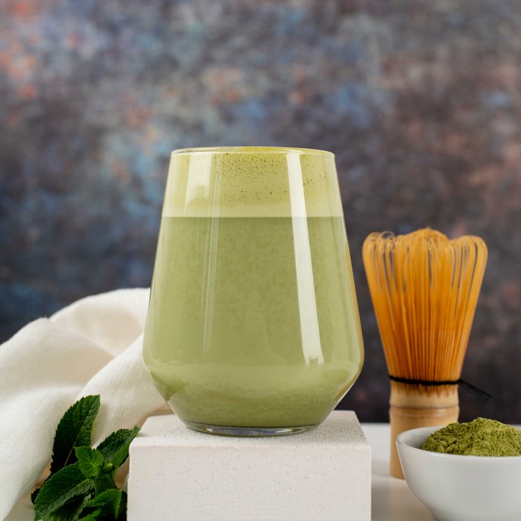 মাচাতে ক্যাফেইনের মাত্রা স্বাভাবিকের তুলনায় বেশি থাকে। তাই যাঁরা হৃদ্‌রোগে ভুগছেন তাঁরা এটি পান করবেন না। ছবি: ফ্রিপিক