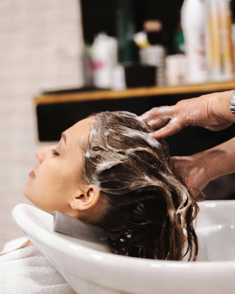 যাঁদের মাথার ত্বক ও চুল স্বাভাবিকের তুলনায় বেশি শুষ্ক, তাঁরা সপ্তাহে দুদিনের বেশি শ্যাম্পু করবেন না। ছবি: পেক্সেলস