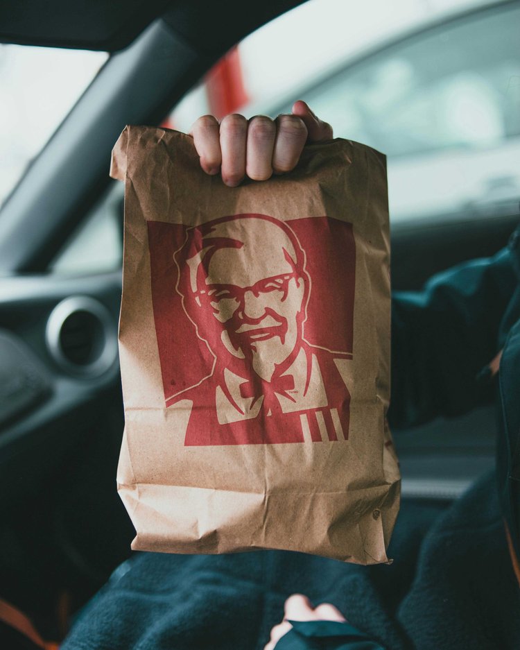 কেএফসির লোগোর সেই চিরচেনা মুখ হলেন কর্নেল হারল্যান্ড স্যান্ডার্স। ছবি: পেক্সেলস