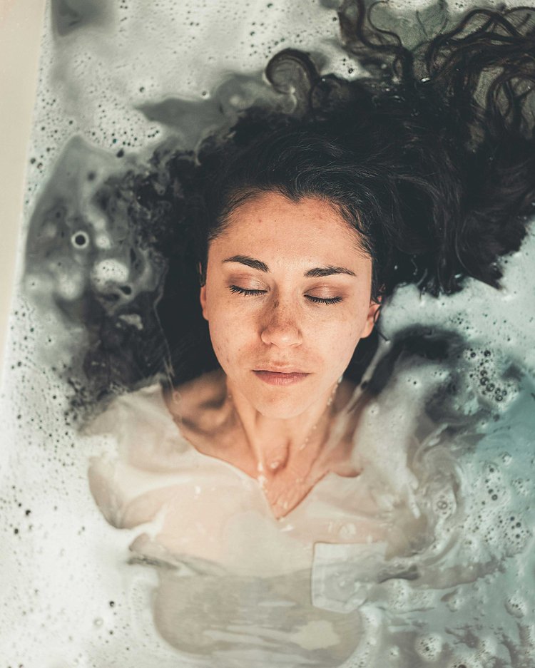 শীতে সাবানের পরিবর্তে শাওয়ার জেল ব্যবহার করুন। সাবানের তুলনায় শাওয়ার জেলে কম ক্ষার থাকে। ছবি: পেক্সেলস