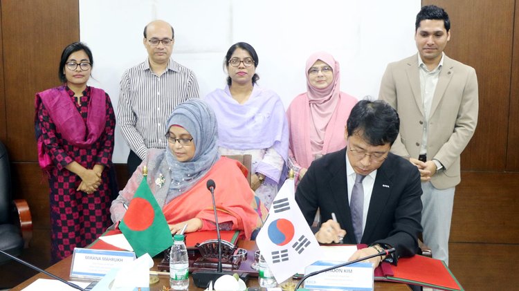 বাংলাদেশ সরকার ও দক্ষিণ কোরিয়া সরকারের উন্নয়ন সহযোগী সংস্থা কোরিয়া ইন্টারন্যাশনাল কো-অপারেশন এজেন্সির মধ্যে চুক্তি সই হয়েছে। ছবি: বিজ্ঞপ্তি