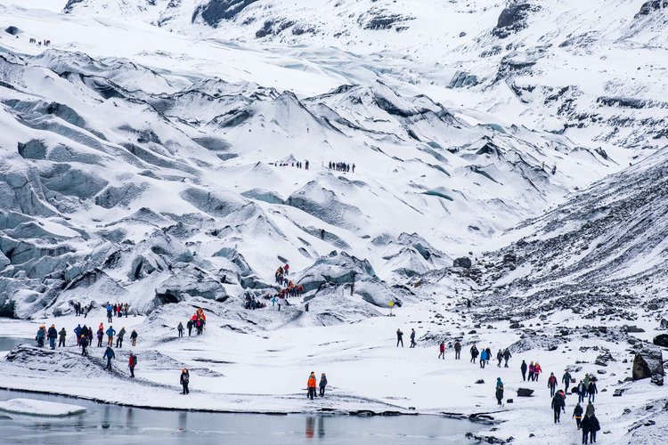 ক্রমবর্ধমান অভিযাত্রীর চাপে নাজুক হয়ে পড়েছে এভারেস্টের পরিবেশ। ছবি: ফ্রিপিক