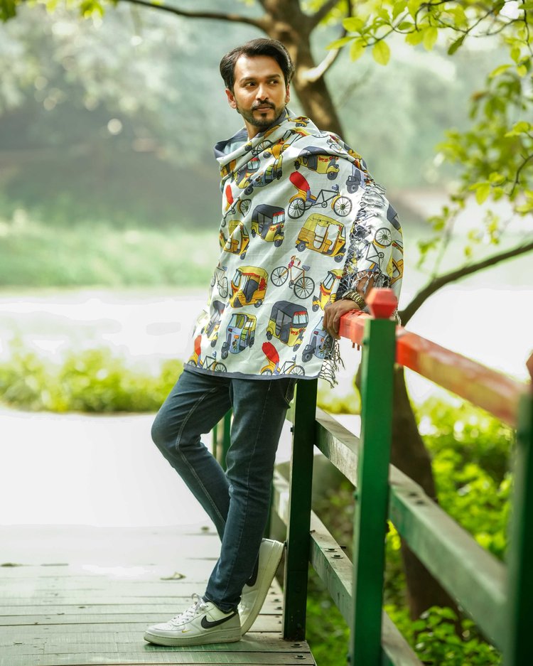 ছাপা, রঙিন, রং জ্বলা বা একরঙা উল কিংবা মোটা সুতায় তৈরি চাদর ছেলেদের ফ্যাশনের স্মার্ট অনুষঙ্গ হিসেবে দখল করেছে অনেকখানি জায়গা। মডেল: তনয়, ছবি সৌজন্য: সাতকাহন