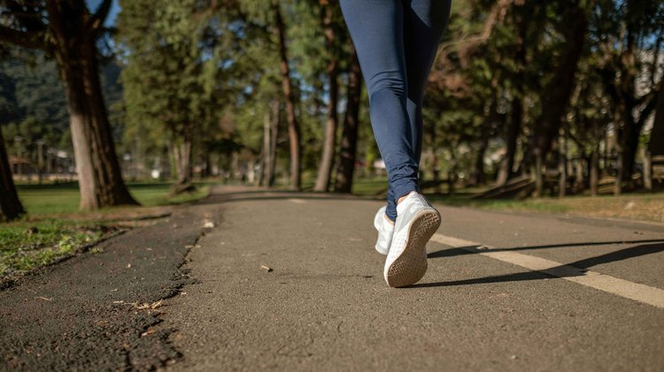 সারা দিনে অন্তত ১৫ মিনিট হাঁটলেও শরীরের শক্তি বৃদ্ধি পায়। ছবি: পেক্সেলস