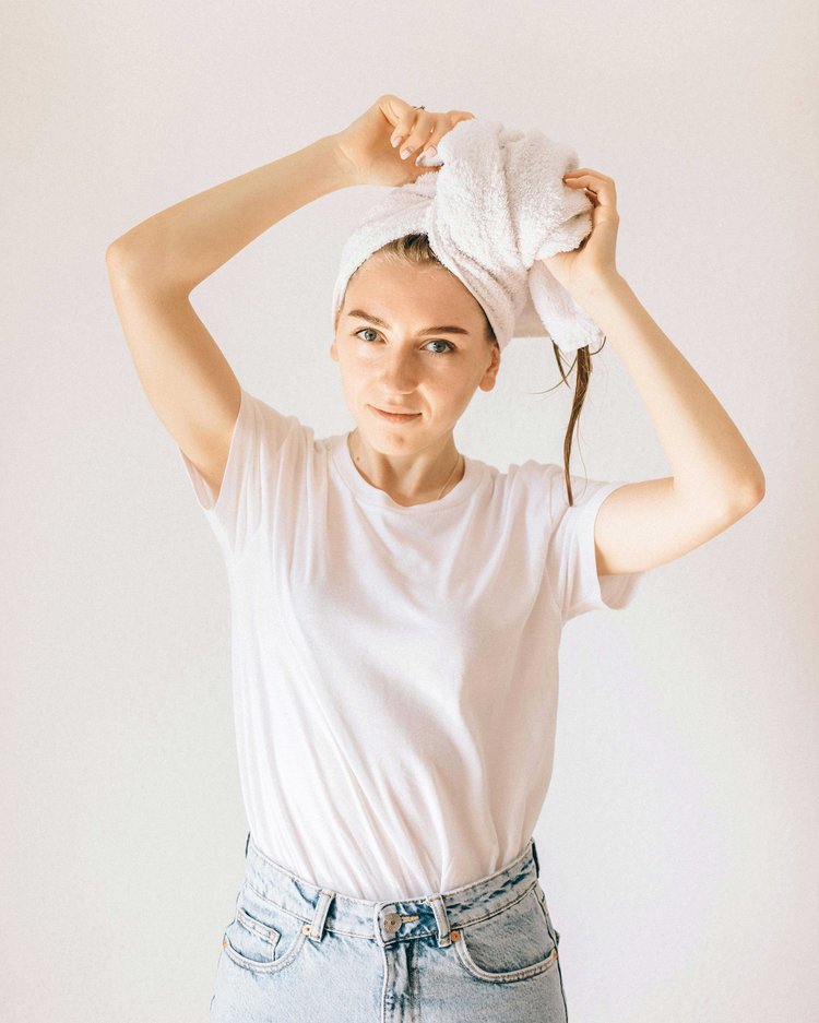 ভেজা চুলে ব্যায়াম করার সময় মাথার ত্বক ঘেমে গেলে চুল ঝরে পড়ার আশঙ্কা থাকে। ছবি: পেক্সেলস