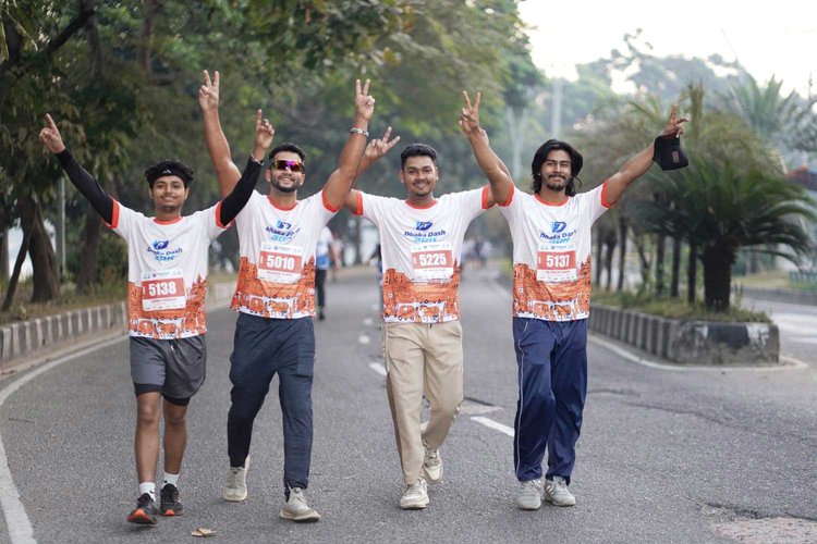 ম্যারাথনে অংশগ্রহণকারী তরুণদের একাংশ। ছবি: সংগৃহীত