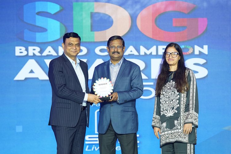 দুই ক্যাটাগরিতে এসডিজি ব্র্যান্ড চ্যাম্পিয়ন অ্যাওয়ার্ড পেয়েছে লাফার্জহোলসিম। ছবি: বিজ্ঞপ্তি