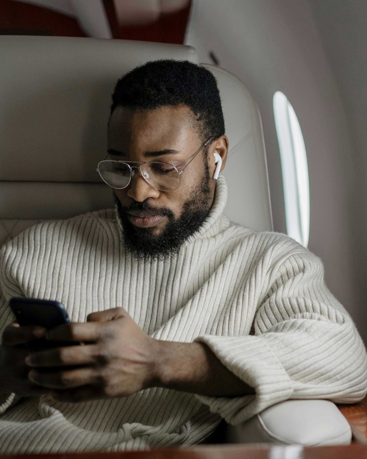 বিমানে ভ্রমণের সময় মাঝে মাঝে নয়েজ ক্যানসেলিং হেড ফোন বা ইয়ার প্লাগ খুলে পরিবেশ সম্পর্কে সচেতন হোন। ছবি: পেক্সেলস