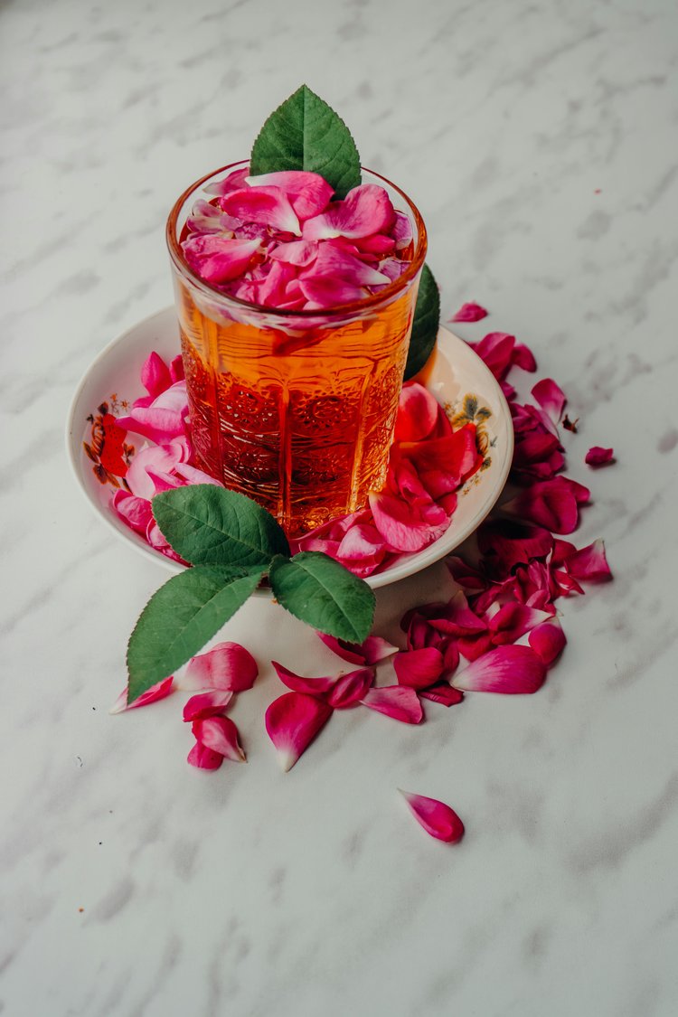 গোলাপ ও জবার লালচে পানীয়। ছবি: পেক্সেলস