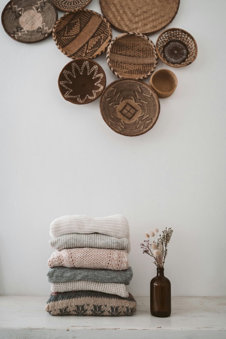 গরম পানির পরিবর্তে স্বাভাবিক তাপমাত্রার পানি দিয়ে উলের কাপড় ধুয়ে ফেলুন। ছবি: পেক্সেলস