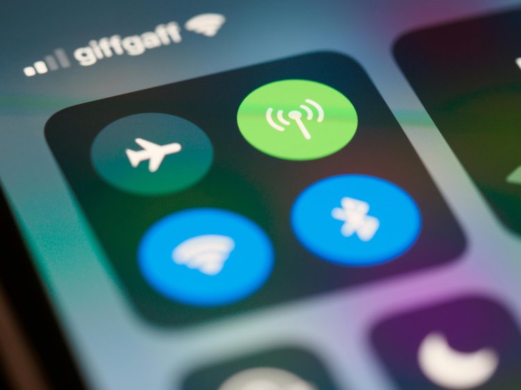 বিমান চলাকালে যাত্রীদের মোবাইল ফোন ব্যবহার সরাসরি নিরাপত্তার ওপর প্রভাব না ফেললেও সিগনালের সামান্য বিভ্রান্তি পাইলটদের যোগাযোগ ও মনিটরিং প্রক্রিয়ায় বিভ্রান্তি সৃষ্টি করতে পারে। এ কারণে, ফেডারেল এভিয়েশন অ্যাডমিনিস্ট্রেশন এখনো বিমান চলাকালে মোবাইল ফোনকে এয়ারপ্লেন মোডে রাখার নিয়ম বজায় রেখেছে। ছবি: পেক্সেলস