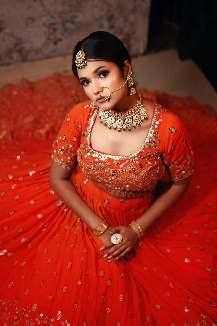 লাল রঙের সিল্কের লেহেঙ্গায় সূক্ষ্ম সুতা ও কারজুবির কাজ এ রঙের জৌলুশ আরও বাড়িয়ে তোলে। ছবি: পেক্সেলস